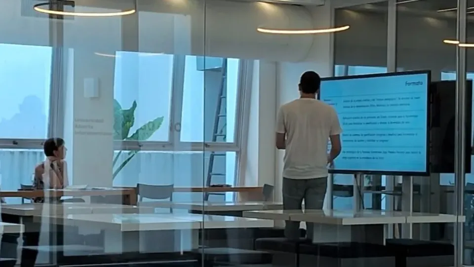 Ramiro Della Mea Guerrero defendiendo su tesina de Licenciatura frente a la pantalla, en la Universidad Abierta Interamericana
