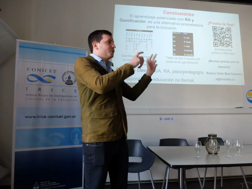 Ramiro Della Mea Guerrero exponiendo en las II Jornadas del IRICE (CONICET–UNR), junto a la diapositiva de conclusiones de la ponencia