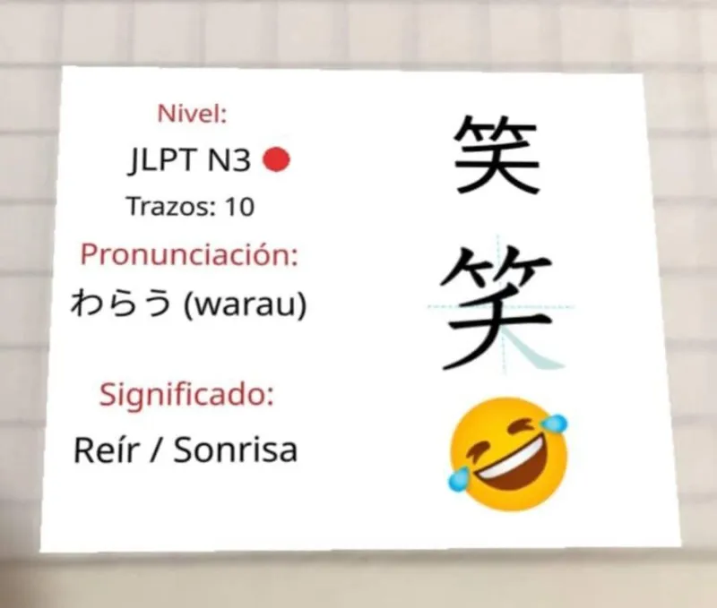 Tarjeta aumentada generada por la app al escanear el marcador: Kanji 笑 (warau), nivel JLPT N3, 10 trazos, significado «reír / sonrisa»